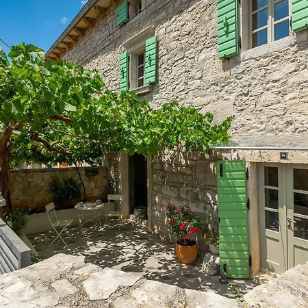 Holiday home Kalu